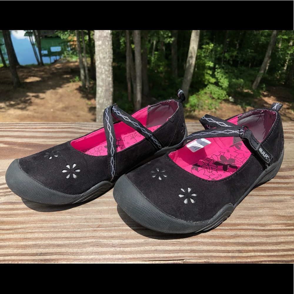 Adorable girls shoes🌺